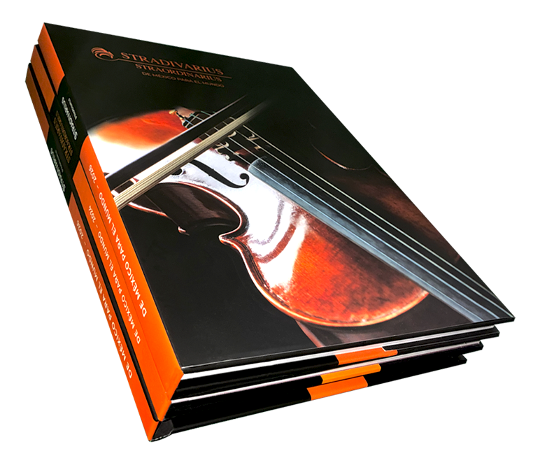 Libro Stradivarius Straordinarius en pasta dura, con un violín y su arco en la portada
