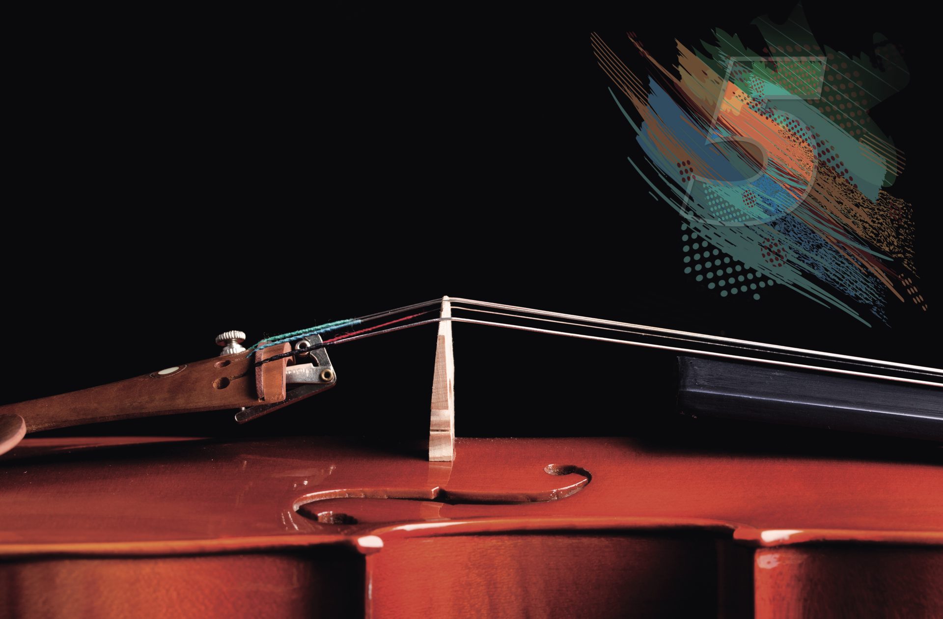Fotografía de detalle del puente y las cuerdas de un violín sobre fondo negro, con un número 5 ilustrado en colores.